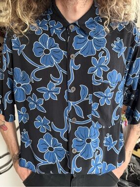 Vintage 80s Hawaiian Hibiscus Blue & Black S/S Button Down Shirt ~ Size Medium